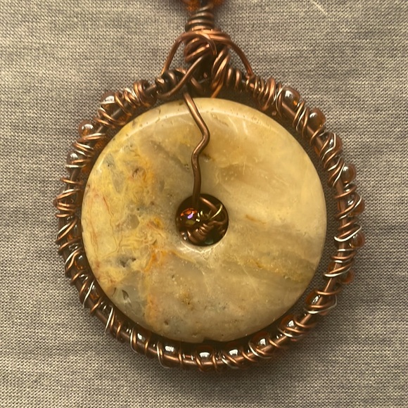 Beautiful handmade necklace with flat disc of Tiger’s Eye - chain length 33”. - Picture 2 of 7